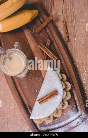 La farine de manioc Tapioca | Banane crêpes au banane caramélisée, le lait concentré et la cannelle - une cuisine typique de la brésilienne Banque D'Images