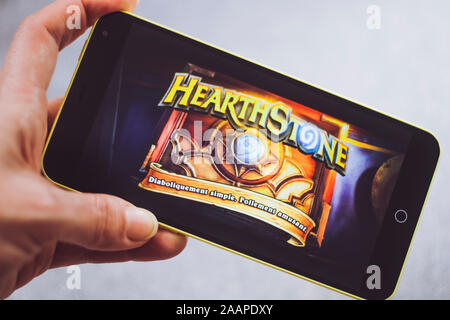 L'Ukraine, Berdyansk - mars 4, 2019 : un smartphone avec de l'écran d'intro Hearthstone. Banque D'Images