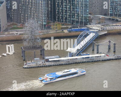 Vue aérienne de North Greenwich Pier avec l'approche d'un bateau de tourisme, le Quantum Cloud sculpture d'Antony Gormley et le bureau en arrière-plan. Banque D'Images