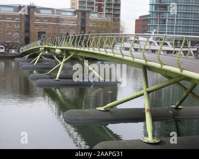 La passerelle flottante à West India Quay, Canary Wharf, est un pont à bascule qui flotte sur les pontons. Banque D'Images