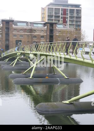 La passerelle flottante à West India Quay, Canary Wharf, est un pont à bascule qui flotte sur les pontons. Banque D'Images