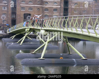 La passerelle flottante à West India Quay, Canary Wharf, est un pont à bascule qui flotte sur les pontons. Banque D'Images