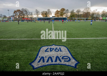 VEENENDAAL, 23-11-2019 ,Panhuis, Tweede Divisie Sportpark, GVVV Spakenburg - saison 2019 / 2020 ,, joueurs et clubs dans les ligues de football néerlandais Eredivisie Eerste Divisie ,, ainsi que Tweede Divisie, step up" contre le racisme en tant qu'ils cessent de jouer au football pendant une minute au début du jeu. Cette déclaration conjointe par les clubs est le résultat de l'weekÕs assult verbale sur l'un des matches dans la compétition contre un joueur noir pendant le match GVVV - Spakenburg Crédit : Pro Shots/Alamy Live News Crédit : Pro Shots/Alamy Live News Crédit : Pro Shots/Alamy Live News Crédit : Pro Shots/Alamy vivre Banque D'Images