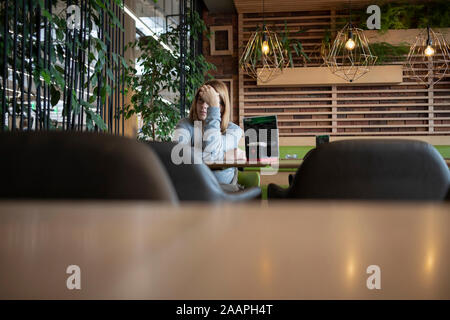 Šamac, Bosnie-Herzégovine, Oct 3, 2019 : Femme assise dans un café Banque D'Images