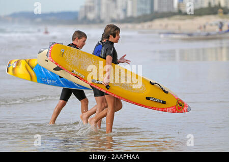 Junger Surfer am Strand von Surfers Paradise, Gold Coast, Queensland, Australie Banque D'Images