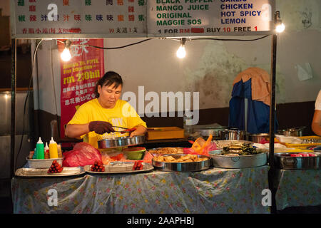 La préparation de la population locale pour le week-end de l'alimentation de rue Marché de nuit à Malacca, Malaisie Banque D'Images