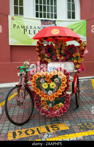 Décorées dans un trishaw Malacca, Malaisie Banque D'Images