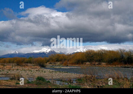 Montagnes au nord de Trevelin, dans le Parc National Los Alerces, l'Argentine, la Patagonie. La rivière Rio Percey Percy à l'avant-plan. Banque D'Images