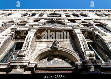 À la recherche jusqu'à la façade de l'Pisani Palais de Santo Stefano (Palazzo Pisani di Santo Stefano), la maison pour le Conservatoire de musique Benedetto Marcello Banque D'Images