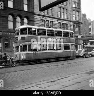 Pas de tram Tramway Glasgow Corporation 1341 extérieur de la Duc de Wellington pub, 316 Argyle Street, Glasgow. G2. Image prise avant la fermeture de l'jalonnages qui était en 1962, le pub a fermé à la fin des années 80 début des années 90. Banque D'Images