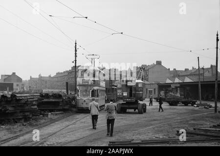 Pas de tram Tramway Glasgow Corporation 1360 près du dépôt de tramways. Image prise avant la fermeture de l'jalonnages qui était en 1962 remarque les photographes qui étaient sur les lieux pour enregistrer et préserver la prospérité. Banque D'Images