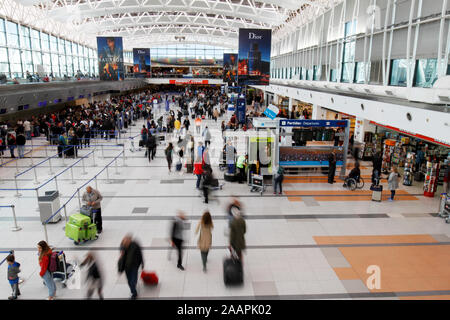 Salle d'embarquement, le check-in et valise retour à l'Aéroport International Ezeiza, Argentine. Banque D'Images