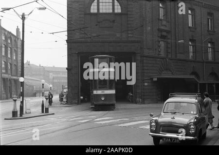 Le Tram 199 Leeds à Swinegate Depot avec un commerçant Thames Van stationné à l'extérieur. Circa 1950 Banque D'Images