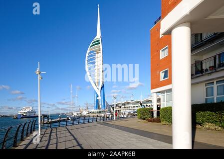 Des appartements modernes sur le front de mer et du port de PORTSMOUTH GUNWHARF QUAYS Hampshire England UK Banque D'Images