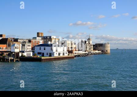 L'ancien et des bâtiments historiques par l'entrée de Portsmouth Harbour comme vue d'un autre voile Hampshire England UK Banque D'Images