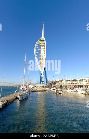 Le front de mer de Portsmouth vue du port avec l'Unis tour Spinnaker sur GUNWHARF QUAYS Portsmouth Hampshire UK Banque D'Images