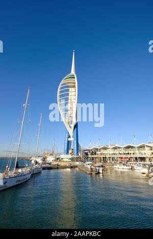 Le front de mer de Portsmouth vue du port avec l'Unis tour Spinnaker sur GUNWHARF QUAYS Portsmouth Hampshire UK Banque D'Images