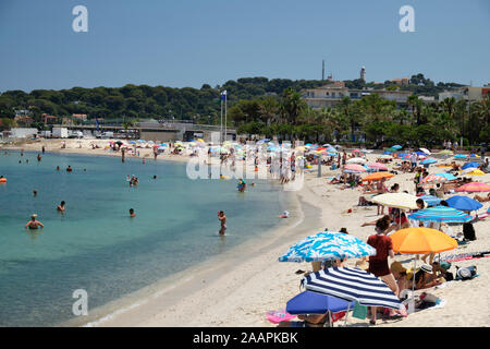 Vue sur la plage d'Antibes et sur le littoral par une journée ensoleillée avec ciel bleu Banque D'Images