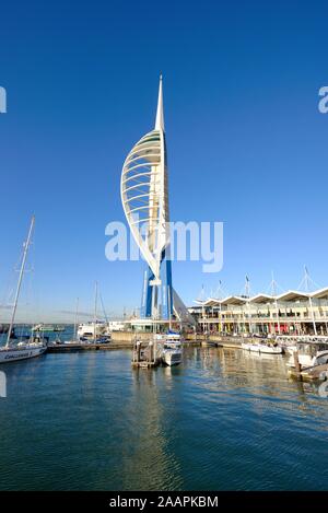 Le front de mer de Portsmouth vue du port avec l'Unis tour Spinnaker sur GUNWHARF QUAYS Portsmouth Hampshire UK Banque D'Images