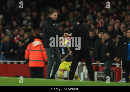 L'Emirates Stadium, Londres, le samedi 23 novembre 2019. Londres, ANGLETERRE - 23 novembre Unai Emery Arsenal Manager, serre la main avec Gestionnaire de Southampton Ralph Hasenhuttl au cours de la Premier League match entre Arsenal et de Southampton à l'(Crédit : Leila Coker | MI News) photographie peut uniquement être utilisé pour les journaux et/ou magazines fins éditoriales, licence requise pour l'usage commercial Crédit : MI News & Sport /Alamy Live News Banque D'Images