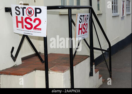 HS2 signe d'opposition à Wendover, Buckinghamshire, Royaume-Uni. 27 Février, 2012. Un certain nombre de chemin de fer à grande vitesse HS2 les signes de l'opposition ont été placé à l'avant de foyers et d'entreprises dans le village de Wendover dans le comté de Buckinghamshire. De nombreux résidents locaux sont en effet opposés au projet HS2 high speed rail link de Londres à Birmingham car elle devrait entraîner la destruction de l'habitat rural, campagne et anciens bois. Credit : Maureen McLean/Alamy Banque D'Images