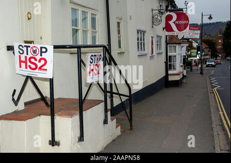 HS2 signe d'opposition à Wendover, Buckinghamshire, Royaume-Uni. 27 Février, 2012. Un certain nombre de chemin de fer à grande vitesse HS2 les signes de l'opposition ont été placé à l'avant de foyers et d'entreprises dans le village de Wendover dans le comté de Buckinghamshire. De nombreux résidents locaux sont en effet opposés au projet HS2 high speed rail link de Londres à Birmingham car elle devrait entraîner la destruction de l'habitat rural, campagne et anciens bois. Credit : Maureen McLean/Alamy Banque D'Images