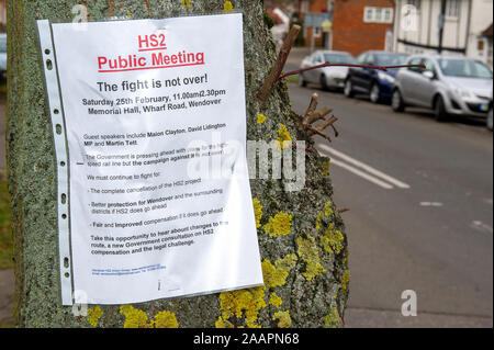 HS2 Réunion publique signe d'opposition sur un arbre à Wendover, Buckinghamshire, Royaume-Uni. 27 Février, 2012. De nombreux résidents locaux sont en effet opposés au projet HS2 high speed rail link de Londres à Birmingham car elle devrait entraîner la destruction de l'habitat rural, campagne et anciens bois. Credit : Maureen McLean/Alamy Banque D'Images