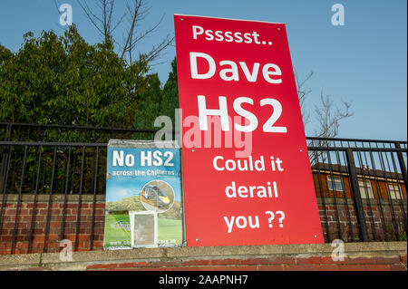 Psssst Dave HS2 sur un signe de l'opposition413 près de Little Missenden dans Buckinghamshire, Royaume-Uni. 1er février 2012. Un certain nombre de chemin de fer à grande vitesse HS2 opposition des panneaux ont été placés dans les champs et sur les bâtiments dans le comté de Buckinghamshire. De nombreux résidents locaux sont en effet opposés au projet HS2 high speed rail link de Londres à Birmingham car elle devrait entraîner la destruction de l'habitat rural, campagne et anciens bois. Credit : Maureen McLean/Alamy Banque D'Images