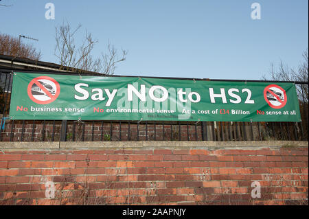 HS2 sur un signe de l'opposition413 près de Little Missenden dans Buckinghamshire, Royaume-Uni. 1er février 2012. Un certain nombre de chemin de fer à grande vitesse HS2 opposition des panneaux ont été placés dans les champs et sur les bâtiments dans le comté de Buckinghamshire. De nombreux résidents locaux sont en effet opposés au projet HS2 high speed rail link de Londres à Birmingham car elle devrait entraîner la destruction de l'habitat rural, campagne et anciens bois. Credit : Maureen McLean/Alamy Banque D'Images