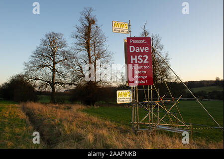 HS2 sur un signe de l'opposition413 près de Little Missenden dans Buckinghamshire, Royaume-Uni. 1er février 2012. Un certain nombre de chemin de fer à grande vitesse HS2 opposition des panneaux ont été placés dans les champs et sur les bâtiments dans le comté de Buckinghamshire. De nombreux résidents locaux sont en effet opposés au projet HS2 high speed rail link de Londres à Birmingham car elle devrait entraîner la destruction de l'habitat rural, campagne et anciens bois. Credit : Maureen McLean/Alamy Banque D'Images