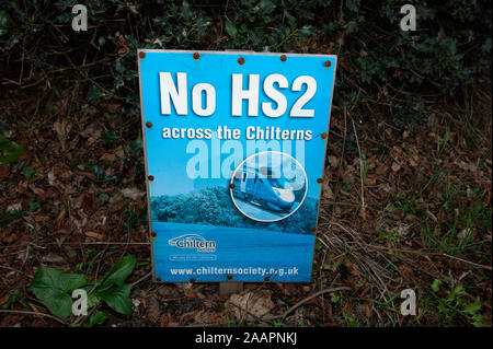 HS2 sur un signe de l'opposition413 près de Little Missenden dans Buckinghamshire, Royaume-Uni. 1er février 2012. Un certain nombre de chemin de fer à grande vitesse HS2 opposition des panneaux ont été placés dans les champs et sur les bâtiments dans le comté de Buckinghamshire. De nombreux résidents locaux sont en effet opposés au projet HS2 high speed rail link de Londres à Birmingham car elle devrait entraîner la destruction de l'habitat rural, campagne et anciens bois. Credit : Maureen McLean/Alamy Banque D'Images