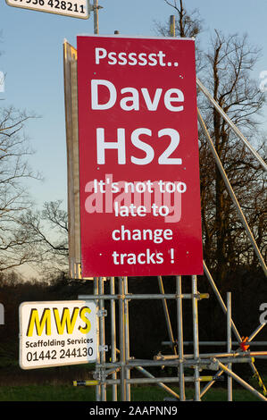 Psssst Dave HS2 sur un signe de l'opposition413 près de Little Missenden dans Buckinghamshire, Royaume-Uni. 1er février 2012. Un certain nombre de chemin de fer à grande vitesse HS2 opposition des panneaux ont été placés dans les champs et sur les bâtiments dans le comté de Buckinghamshire. De nombreux résidents locaux sont en effet opposés au projet HS2 high speed rail link de Londres à Birmingham car elle devrait entraîner la destruction de l'habitat rural, campagne et anciens bois. Credit : Maureen McLean/Alamy Banque D'Images