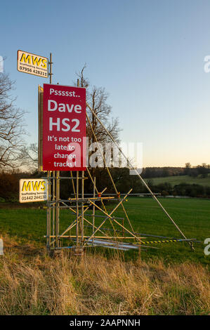 Psssst Dave HS2 sur un signe de l'opposition413 près de Little Missenden dans Buckinghamshire, Royaume-Uni. 1er février 2012. Un certain nombre de chemin de fer à grande vitesse HS2 opposition des panneaux ont été placés dans les champs et sur les bâtiments dans le comté de Buckinghamshire. De nombreux résidents locaux sont en effet opposés au projet HS2 high speed rail link de Londres à Birmingham car elle devrait entraîner la destruction de l'habitat rural, campagne et anciens bois. Credit : Maureen McLean/Alamy Banque D'Images