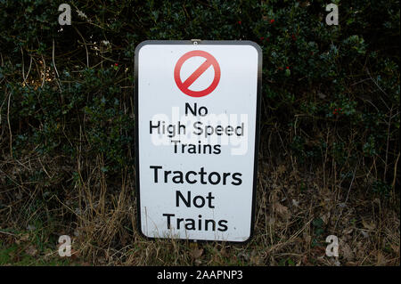 Pas les trains tracteurs HS2 sur un signe de l'opposition413 près de Great Missenden dans le Buckinghamshire, Royaume-Uni. 1er février 2012. Un certain nombre de chemin de fer à grande vitesse HS2 opposition des panneaux ont été placés dans les champs et sur les bâtiments dans le comté de Buckinghamshire. De nombreux résidents locaux sont en effet opposés au projet HS2 high speed rail link de Londres à Birmingham car elle devrait entraîner la destruction de l'habitat rural, campagne et anciens bois. Credit : Maureen McLean/Alamy Banque D'Images