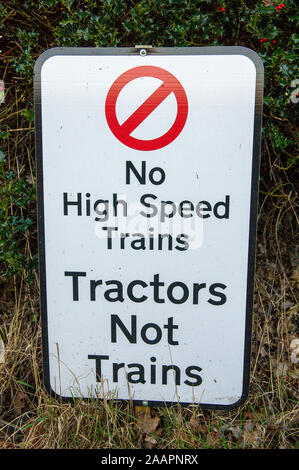 Pas les trains tracteurs HS2 sur un signe de l'opposition413 près de Great Missenden dans le Buckinghamshire, Royaume-Uni. 1er février 2012. Un certain nombre de chemin de fer à grande vitesse HS2 opposition des panneaux ont été placés dans les champs et sur les bâtiments dans le comté de Buckinghamshire. De nombreux résidents locaux sont en effet opposés au projet HS2 high speed rail link de Londres à Birmingham car elle devrait entraîner la destruction de l'habitat rural, campagne et anciens bois. Credit : Maureen McLean/Alamy Banque D'Images