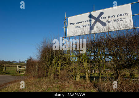 HS2 sur un signe de l'opposition413 près de Great Missenden dans le Buckinghamshire, Royaume-Uni. 1er février 2012. Un certain nombre de chemin de fer à grande vitesse HS2 opposition des panneaux ont été placés dans les champs et sur les bâtiments dans le comté de Buckinghamshire. De nombreux résidents locaux sont en effet opposés au projet HS2 high speed rail link de Londres à Birmingham car elle devrait entraîner la destruction de l'habitat rural, campagne et anciens bois. Credit : Maureen McLean/Alamy Banque D'Images