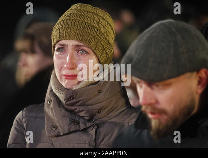 Kiev, Ukraine. 23 Nov, 2019. Une femme réagit à la recherche au monument aux victimes de l'Holodomor de 1932-1933 à Kiev, Ukraine, le 23 novembre 2019. Les Ukrainiens marquer le 86e anniversaire de la grande famine en Ukraine soviétique en 1932-1933 où des millions sont morts de faim, comme beaucoup le pensent que la famine a été planifié par le leader soviétique Joseph Staline pour éliminer un mouvement d'indépendance de l'Ukraine. Crédit : Serg Glovny/ZUMA/Alamy Fil Live News Banque D'Images