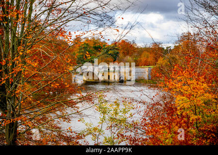 Le Palais de Blenheim, Vanbrugh's grand pont sur la rivière Glyme. Beau paysage d'automne. Le Palais de Blenheim, Woodstock, Oxfordshire Royaume-Uni. Banque D'Images