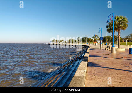 Lac Pontchartrain ; promenade piétonnière ; grande étendue d'eau ; 630 milles carrés, rivages, pacifique, Nouvelle Orléans ; LA ; USA ; automne ; horizontal Banque D'Images