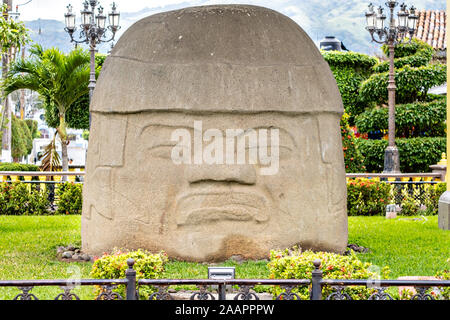 La Cobata Tête Colossale Olmèque sur l'affichage à l'Parque Olmeca à Santiago Tuxtla, Veracruz, Mexique. Le géant de têtes de pierre ont été sculptés par les civilisations de la Mésoamérique Olmèques entre 1550-900 B.C et pèsent entre 6 et 50 tonnes. Banque D'Images