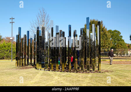 Labyrinthe miroir sculpture ; 2017 ; Jeppe Hein ; acier et miroirs ; les gens marcher parmi des panneaux ; art ; Besthoff Sculpture Gardens, City Park, New Orleans ; Banque D'Images