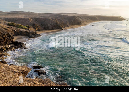 Magnifique coucher de soleil sur la côte de Playa La Pared de Fuerteventura, Iles des Canaries, Espagne Banque D'Images