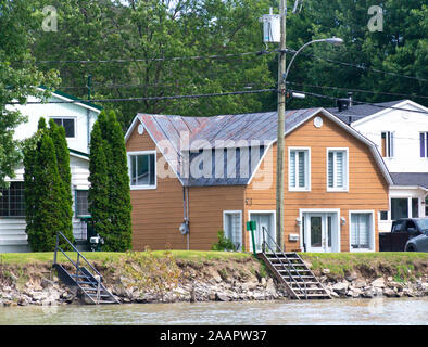 Maison moderne dans la région de Montréal, Canada contre le ciel bleu sur le front de la personnelle l'accès à l'eau Banque D'Images