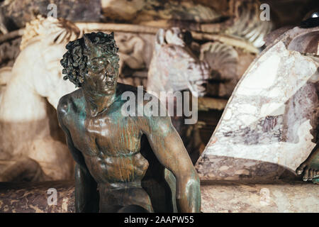 Détail de la statue de bronze 1575 Satyre de Giambologna, fontaine de Neptune de la Piazza della Signoria, Florence Banque D'Images