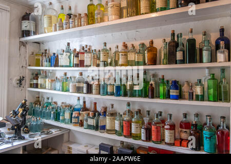 Bouteilles de fournitures médicales pour usage vétérinaire, World of James Herriot, Thirsk, UK. Banque D'Images