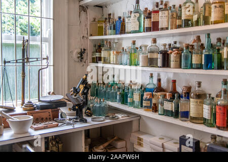 Bouteilles de fournitures médicales pour usage vétérinaire, World of James Herriot, Thirsk, UK. Banque D'Images