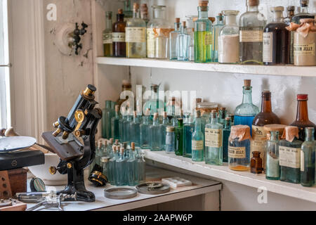 Bouteilles de fournitures médicales pour usage vétérinaire, World of James Herriot, Thirsk, UK. Banque D'Images