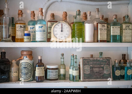 Bouteilles de fournitures médicales pour usage vétérinaire, World of James Herriot, Thirsk, UK. Banque D'Images