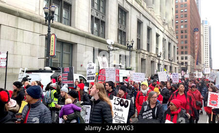 Le Syndicat des enseignants de Chicago Jour 5 en grève pour une meilleure rémunération des enseignants de Chicago sur Clark Street à Chicago le mercredi, Octobre 23, 2019 mettant en vedette : Les enseignants de Chicago où proteste : Chicago, Illinois, United States Quand : 23 Oct 2019 Crédit : Adam Bielawski/WENN.com Banque D'Images