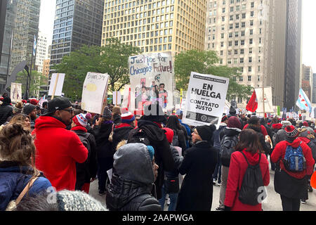 Le Syndicat des enseignants de Chicago Jour 5 en grève pour une meilleure rémunération des enseignants de Chicago sur Clark Street à Chicago le mercredi, Octobre 23, 2019 mettant en vedette : Les enseignants de Chicago où proteste : Chicago, Illinois, United States Quand : 23 Oct 2019 Crédit : Adam Bielawski/WENN.com Banque D'Images